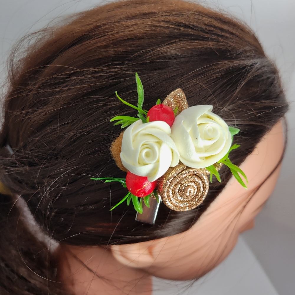 Handmade Gold Sparkling Christmas Flower Hair Clip – Festive Holiday Accessory